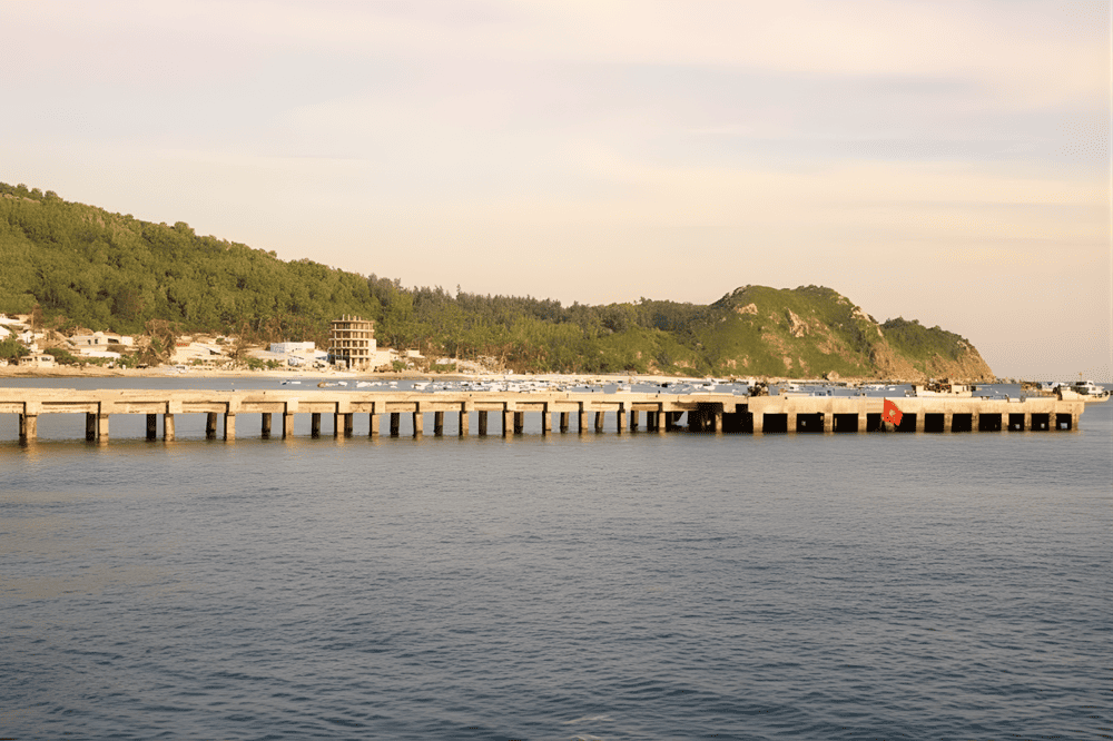 Cầu cảng Cù Lao Xanh là nơi thuyền gỗ của ngư dân neo đậu